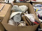 de nombreux cartons remplis de vêtements et d'autres articles dans un magasin