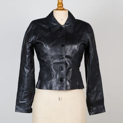 une veste en cuir noir sur un mannequin mannequin mannequin mannequin mannequin mannequin mannequin mannequin mannequin mannequin