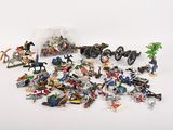 toutes ces figurines qui sont posées sur la table