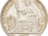 Gros plan sur une pièce de monnaie ornée d'une statue
