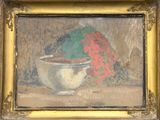 un tableau représentant un bol de fleurs posé sur une table