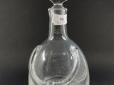 une bouteille en verre sur laquelle est représenté un serpent