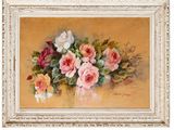 une peinture à l'huile représentant des roses dans un vase sur fond jaune