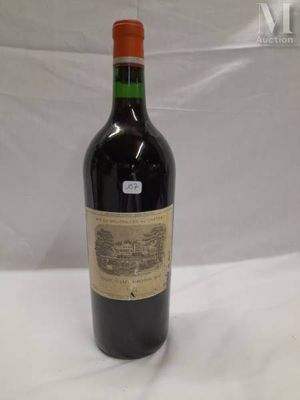 une bouteille de vin posée sur une table