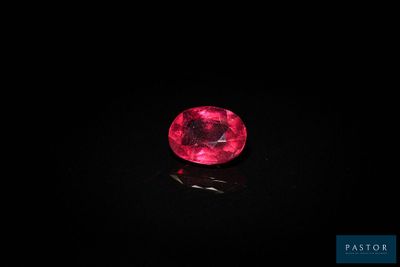 des rubis rouges sur fond noir