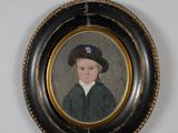 portrait d'un jeune garçon vêtu d'un manteau vert et d'un chapeau noir