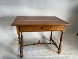 une vieille table en bois surmontée d'un tiroir
