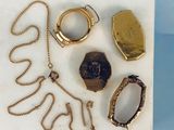 une boîte sur laquelle sont disposés plusieurs bijoux