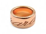 un gros plan d'une bague en or sur laquelle est gravé un nom