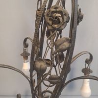 Grand lustre en fer battu de style Art Déco orné de motifs d… (photo 2)