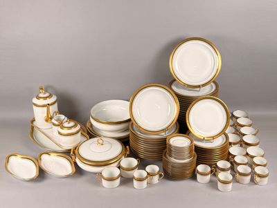 beaucoup d'assiettes et de tasses sur la table