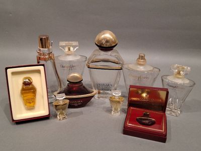 beaucoup de flacons de parfum et une boîte sur la table