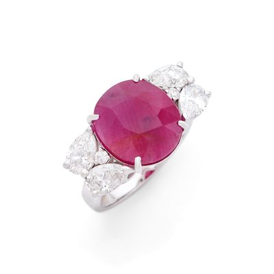 une bague en rubis et diamants