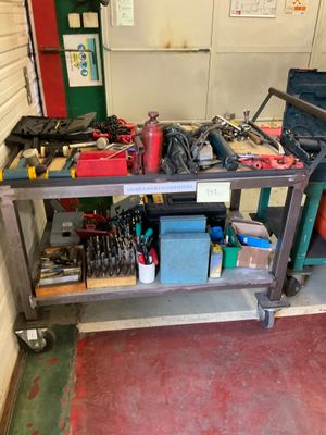 un établi sur lequel sont posés des outils dans un garage