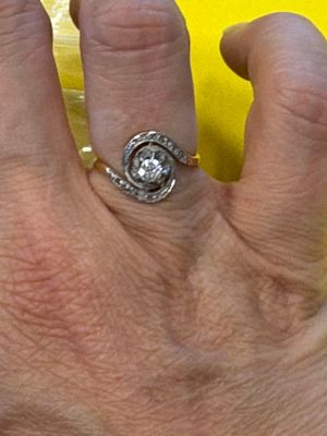 une main de femme portant une bague en diamant