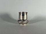 un gros plan d'une bague en argent posée sur une table