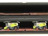 deux camions miniatures qui se trouvent dans une boîte