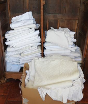une boîte remplie de serviettes blanches pliées, posée par terre