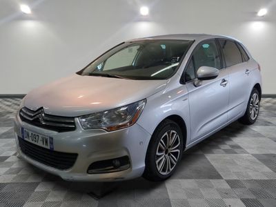la voiture argentée est garée sur un sol en damier dans le garage