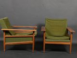 paire de fauteuils danois du milieu du siècle, avec des coussins rembourrés verts