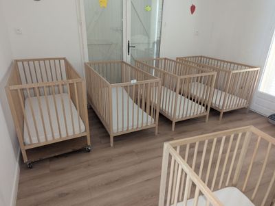 4 LITS à barreau avec 4 matelas