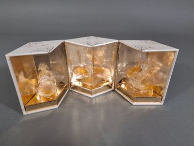 trois boîtes contenant du verre de couleur dorée