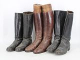 quatre paires de bottes sont alignées sur un fond blanc