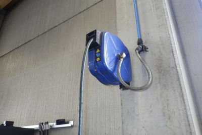 un sac bleu accroché au mur d'un immeuble