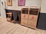 des tables et des chaises dans une pièce où se trouve un tableau noir accroché au mur