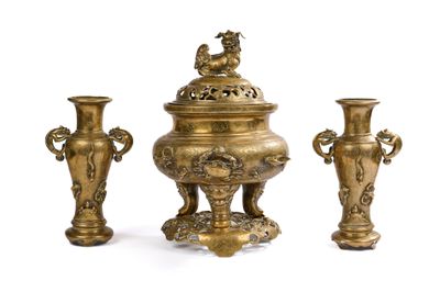 trois vases posés les uns à côté des autres sur une surface blanche