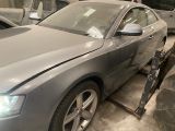 une voiture accidentée et garée dans un garage