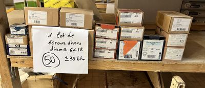 une affiche posée sur une table sur laquelle sont disposées des boîtes de nourriture