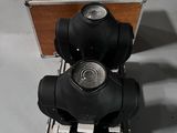 une lampe à lumière noire posée sur une caisse en bois