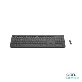 un clavier et une souris noirs posés sur une surface blanche