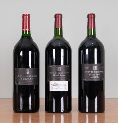 trois bouteilles de vin posées sur une table, l'une à côté de l'autre