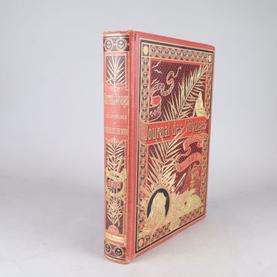 Le livre est rouge et doré, avec l'image d'un oiseau sur la couverture.