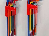 Deux séries de troglodytes hexagonaux multicolores sont accrochées au mur.