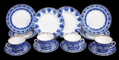 un ensemble d'assiettes et de tasses en porcelaine bleue et blanche