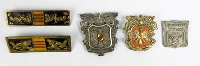 cinq types de badges différents sur un fond blanc