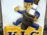 une affiche représentant un homme tenant une bouteille de KLG