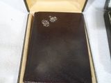 un étui en cuir marron contenant un livre noir