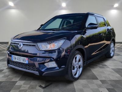 une photo d'un 4x4 noir garé dans un garage