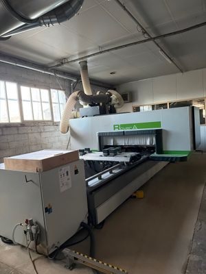 une grande machine placée au milieu d'une pièce