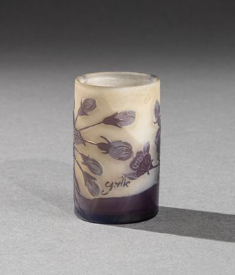 un petit vase décoré, posé sur une table
