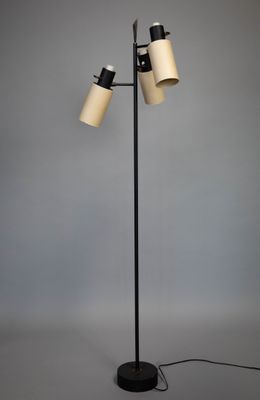 un lampadaire noir et blanc surmonté de deux lampes