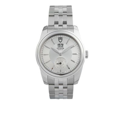une image d'un gros plan d'une montre-bracelet sur un fond blanc