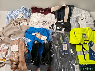 un tas de vêtements et d'autres objets posés sur une table