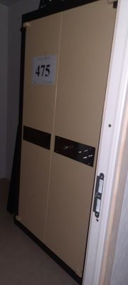 une porte sur laquelle est inscrit un numéro, dans une pièce