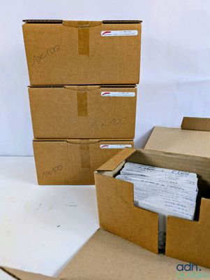 quatre boîtes de courrier posées les unes à côté des autres sur une table