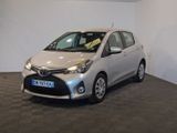 La Toyota Yaris est garée dans le showroom, au showroom.